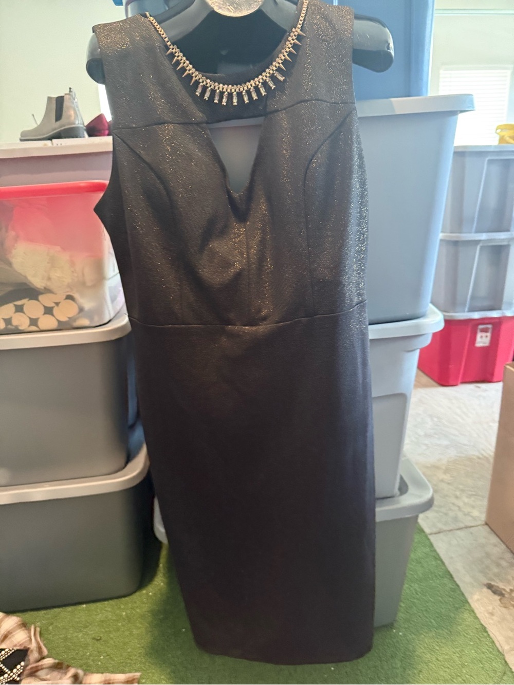 Elegant Black Sleeveless Sheath Dress with Embellished Neckline mp36